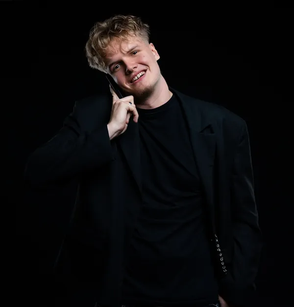 Sampo Ruuth telefoniga